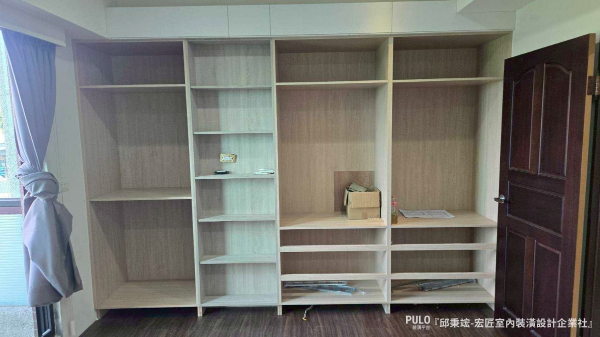 這次分享的案例來自台中木工統包師傅，屋主的三間臥室都面臨收納不足的困擾。師傅透過木作櫃體的規劃，將牆面空間充分利用，從地板做到天花板，把收納量做到最大。宏匠室內裝潢設計企業社台中木工作品 - PULO裝潢平台