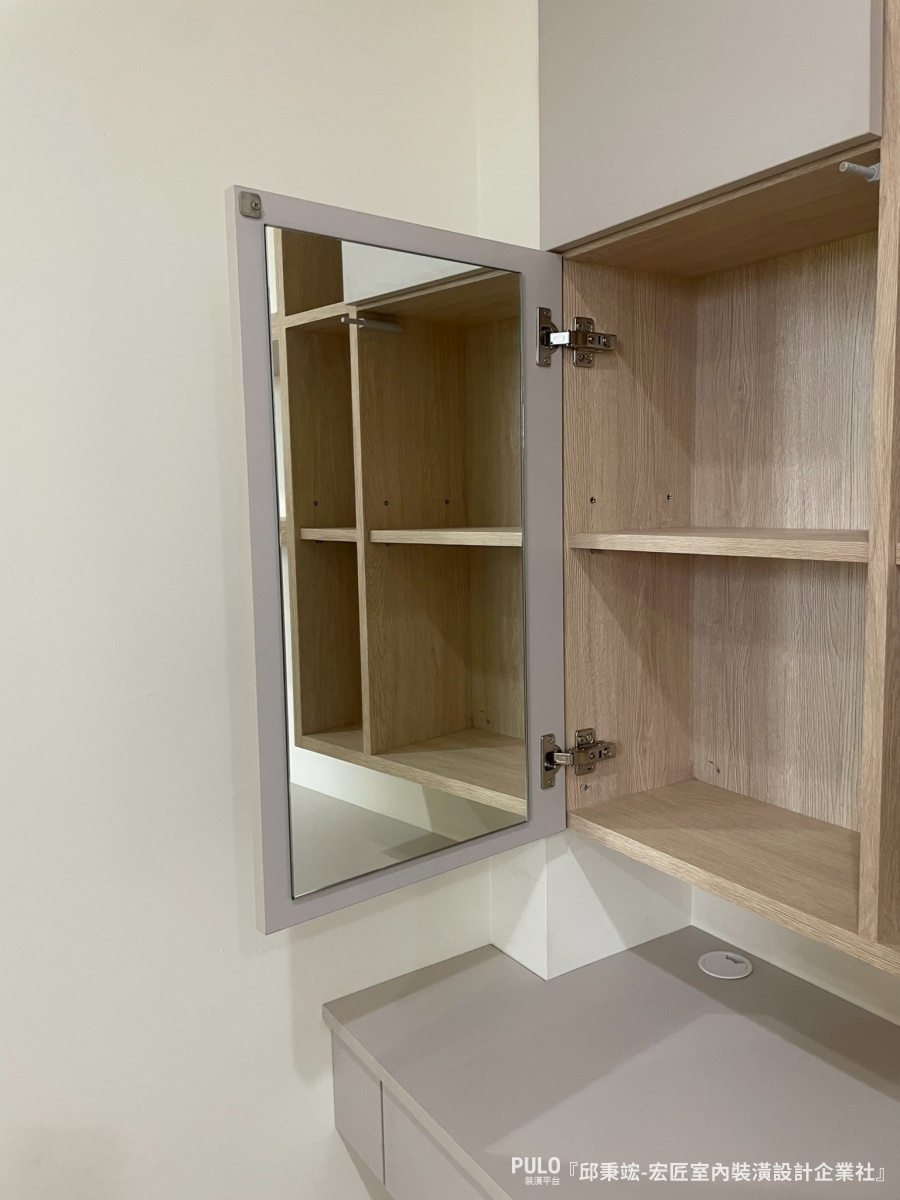 這次分享的案例來自台中木工統包師傅，屋主的三間臥室都面臨收納不足的困擾。師傅透過木作櫃體的規劃，將牆面空間充分利用，從地板做到天花板，把收納量做到最大。宏匠室內裝潢設計企業社台中木工作品 - PULO裝潢平台