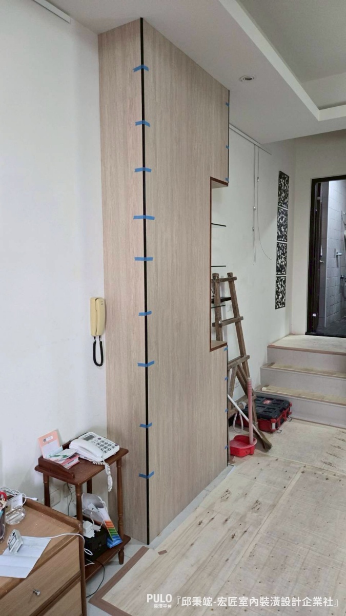 這次分享的案例來自台中木工統包師傅，屋主的三間臥室都面臨收納不足的困擾。師傅透過木作櫃體的規劃，將牆面空間充分利用，從地板做到天花板，把收納量做到最大。宏匠室內裝潢設計企業社台中木工作品 - PULO裝潢平台