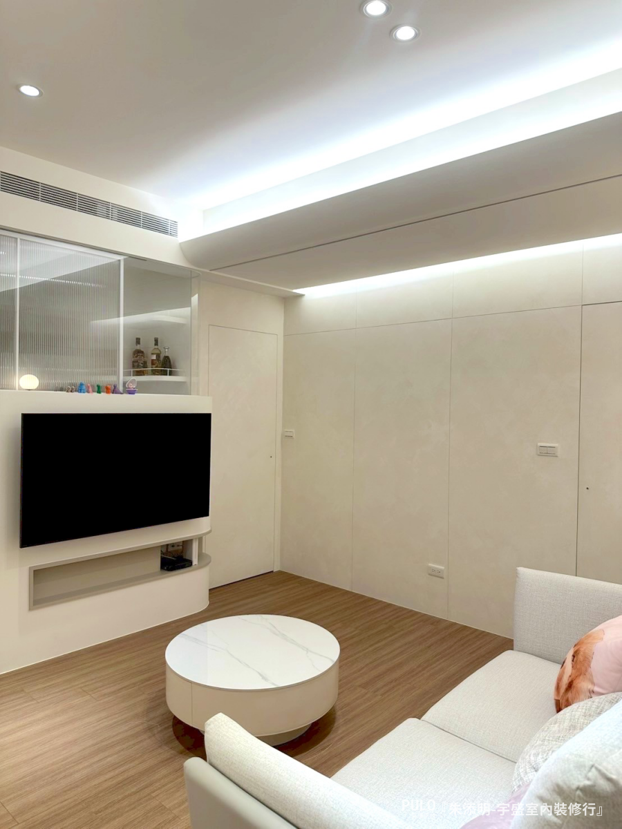 樂土也能刷出鄉居色？桃園室內設計開箱：小冰柱玻璃引光、打造奶油風質感，翻轉20坪暗廳格局-宇盛室內裝修行桃園室內設計 - PULO裝潢平台