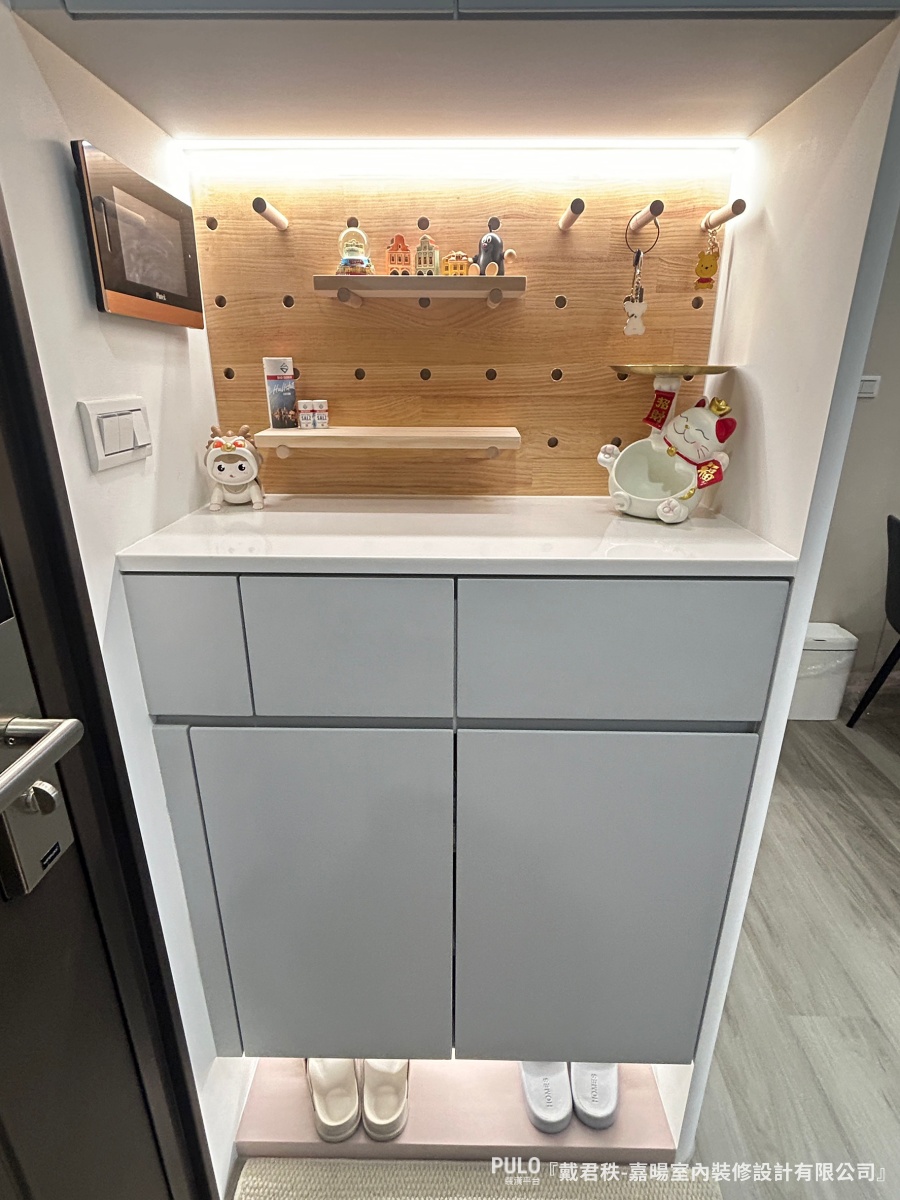 櫃體都有貼心地利用圓角收邊。有別於常見的平釘天花板，在公共區域的轉角上，融入了多處柔和的圓弧天花板線條。-嘉暘室內裝修設計有限公司桃園室內設計 - PULO裝潢平台