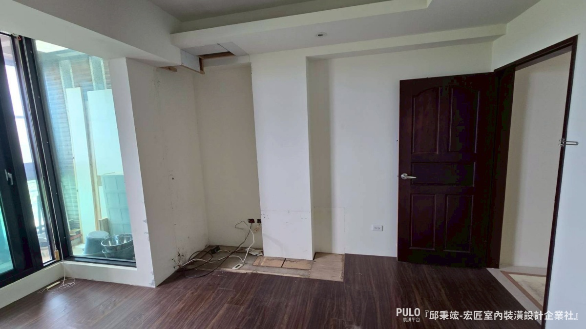 這次分享的案例來自台中木工統包師傅，屋主的三間臥室都面臨收納不足的困擾。師傅透過木作櫃體的規劃，將牆面空間充分利用，從地板做到天花板，把收納量做到最大。宏匠室內裝潢設計企業社台中木工作品 - PULO裝潢平台