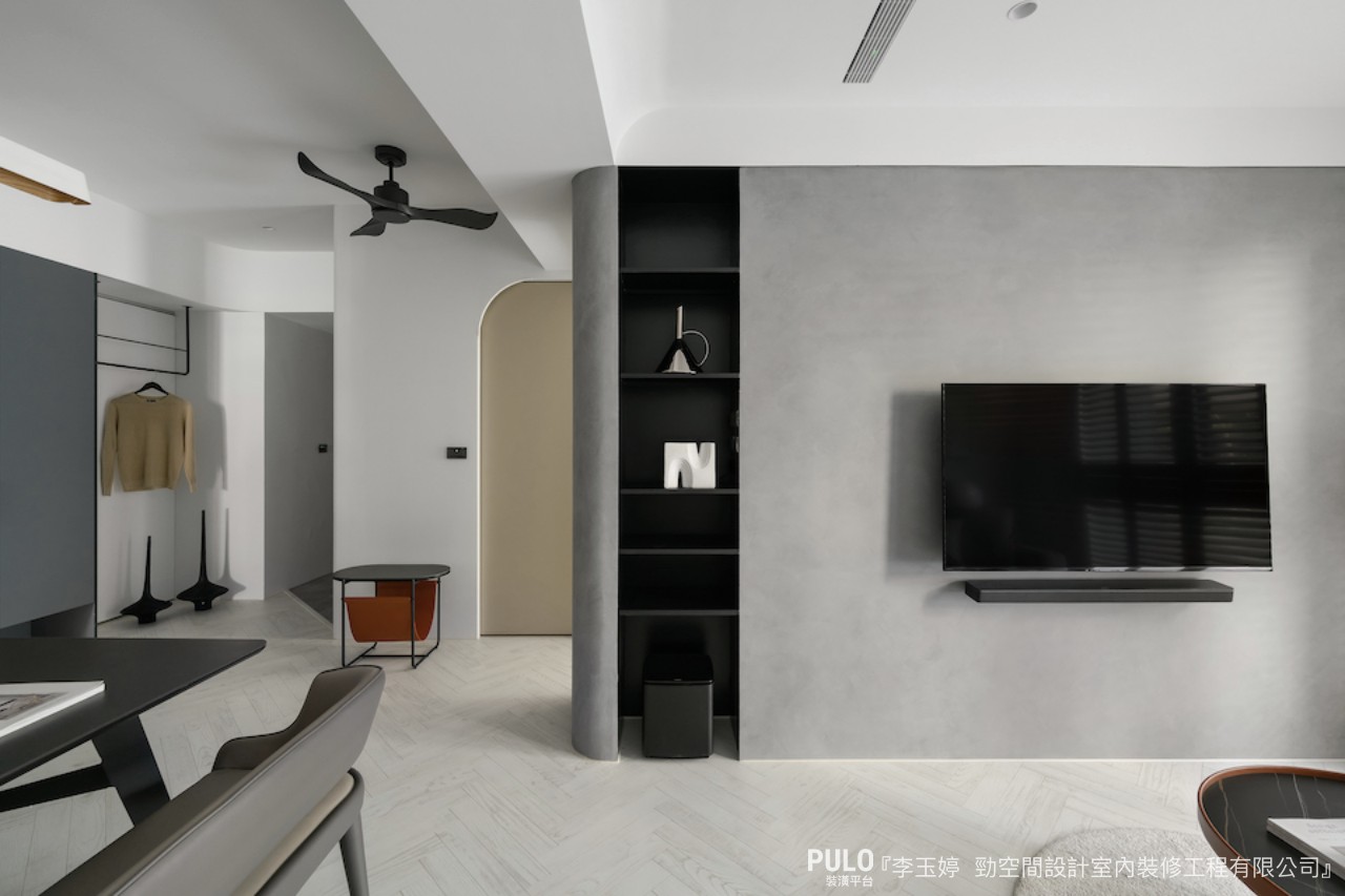 如果喜歡單一的色彩搭配，卻又不想太過單調，可以選擇使用特殊塗料來完成家中的電視牆設計！勁空間設計室內裝修工程有限公司作品- PULO裝潢平台