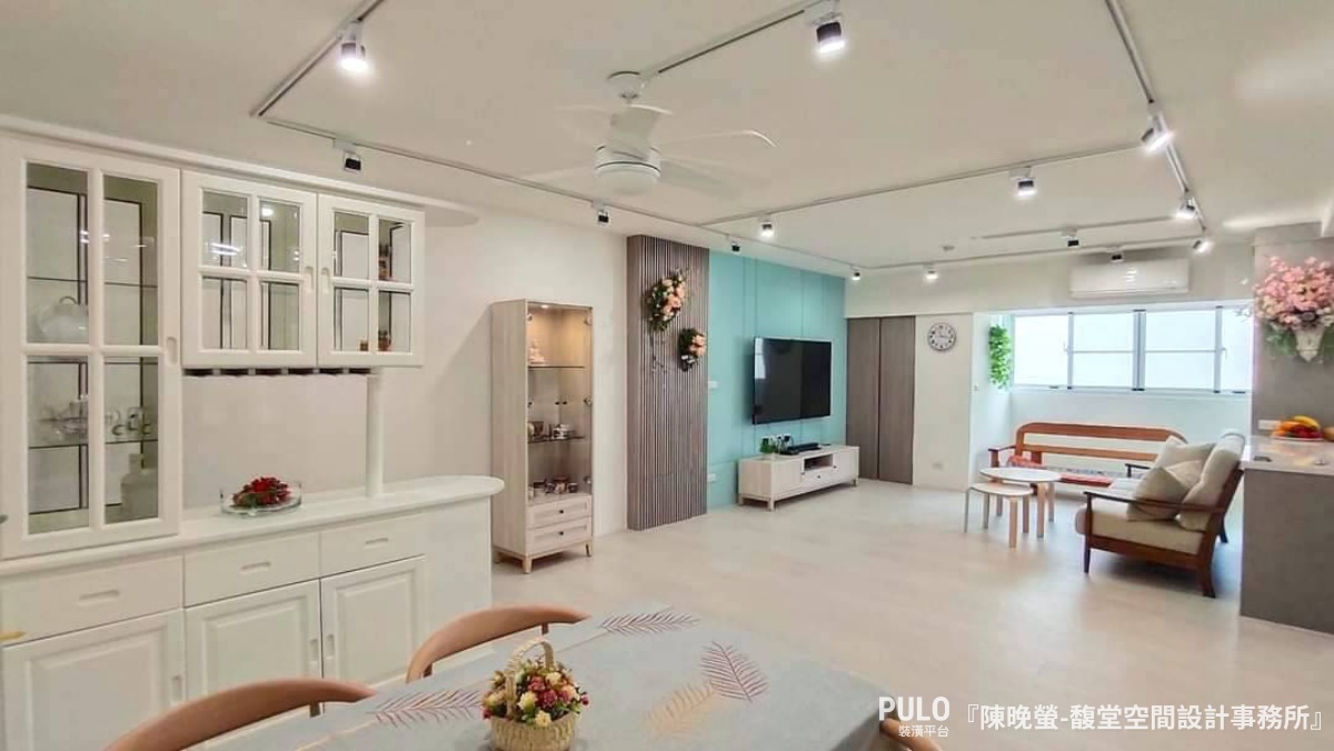 這個中古屋翻修經過設計師的調整，將原本的廚房和客廳隔間拆除，變成一個開放式廚房、客廳、玄關大空間，使得空間更加通透、明亮。馥堂空間設計事務所作品 - PULO裝潢平台