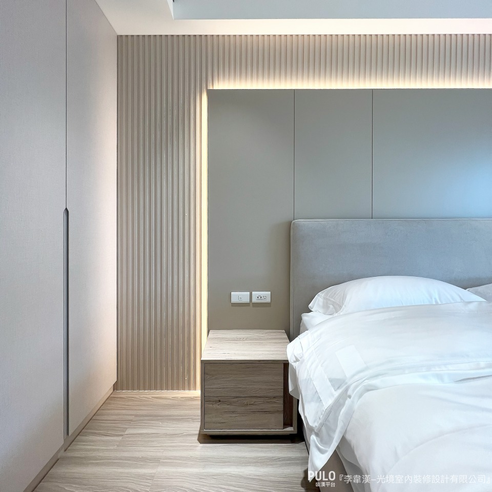許多推拉門設計可以將把手隱藏，視覺上更俐落、像一面牆，這也是為什麼現在流行的衣櫃設計多半採用推拉門，不僅省空間，視覺上也更簡潔俐落，讓房間看起來清爽舒適。光境室內裝修設計有限公司小房間衣櫃設計 - PULO裝潢平台