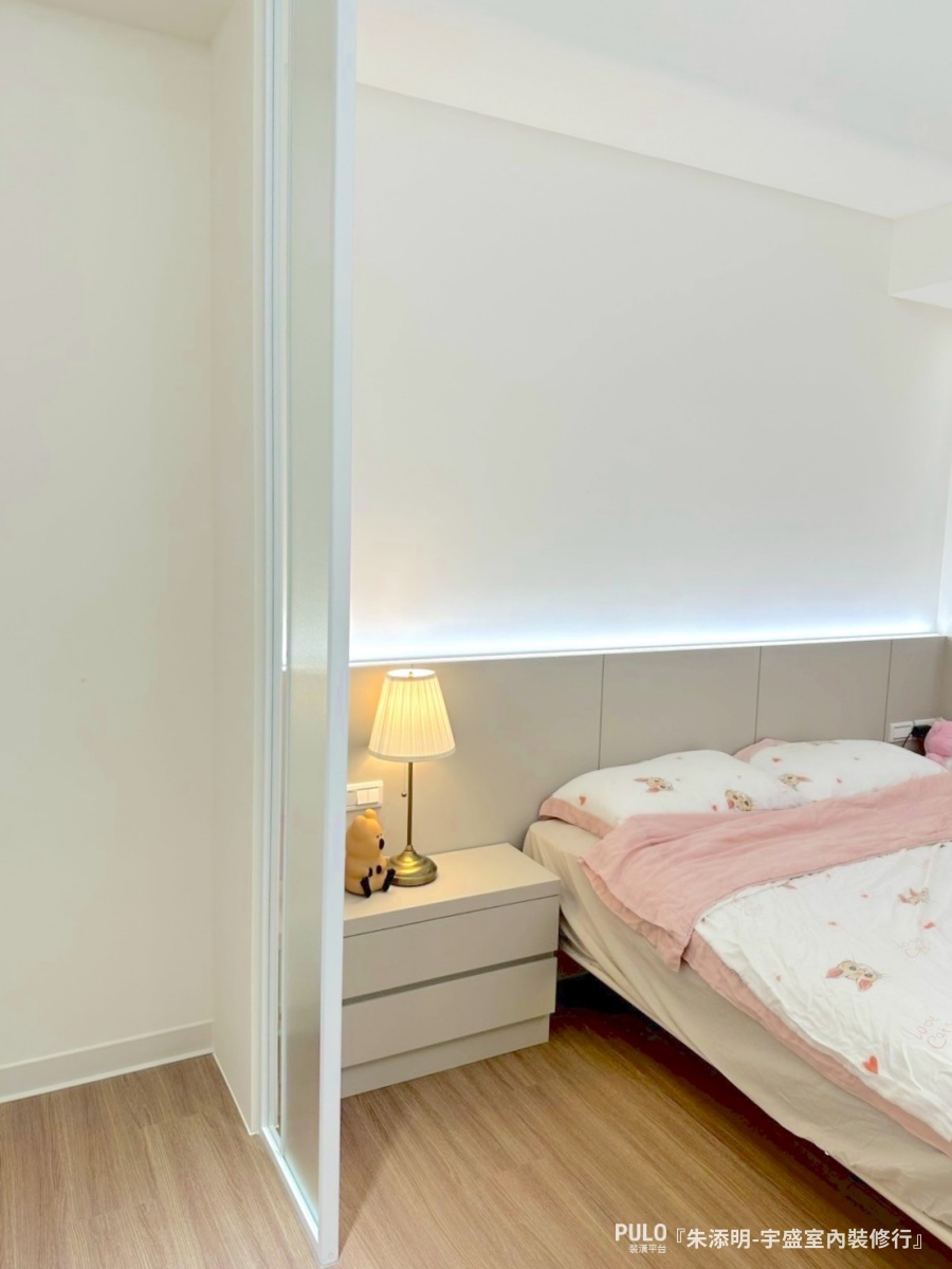 樂土也能刷出鄉居色？桃園室內設計開箱：小冰柱玻璃引光、打造奶油風質感，翻轉20坪暗廳格局-宇盛室內裝修行桃園室內設計 - PULO裝潢平台