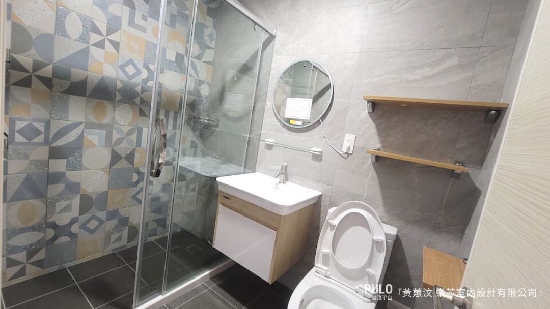 在櫃體的部分也可以採用懸吊式的浴櫃，保持下方的寬敞，不僅通風也不易積水發霉。樂芯室內設計有限公司浴室設計作品 - PULO裝潢平台