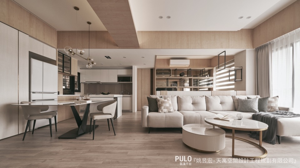 木質系的客廳裝潢強調天然木材的質感，讓整個空間散發出溫暖與踏實的氛圍。天寓空間設計工程規劃有限公司作品 - PULO裝潢平台
