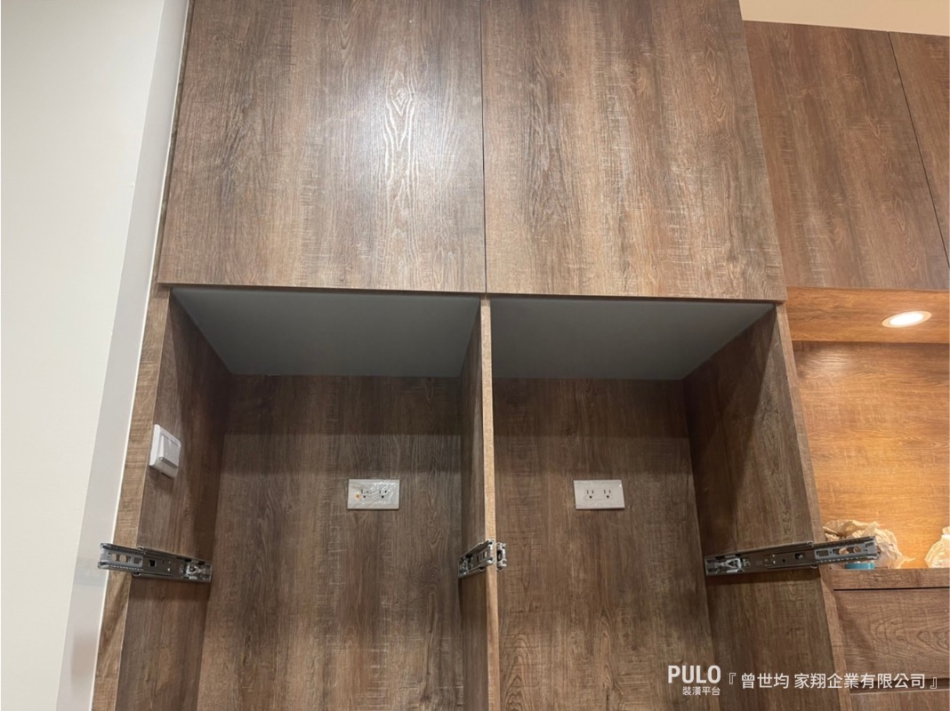 利用相同的木作裝潢板材，將臥室風格翻修整理一致，從衣櫃設計到床頭，讓空間更顯自然韻味。- PULO裝潢平台