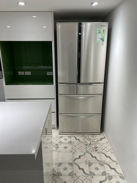 冷氣是大金，另外因為公寓樓梯間實在太小，但又很貪心想要大容量的冰箱，最後決定買國際牌的日製冰箱 NR-F607VT，以金錢換取空間。