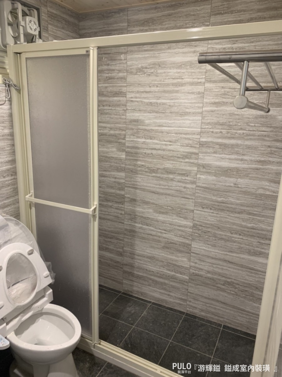 白底的大理石紋磁磚作為浴室牆面的鋪設，讓空間乾淨卻不乏味，偶爾也能搭配花色紋路截然不同的花磚、木紋磚。鎰成室內裝璜作品- PULO裝潢平台