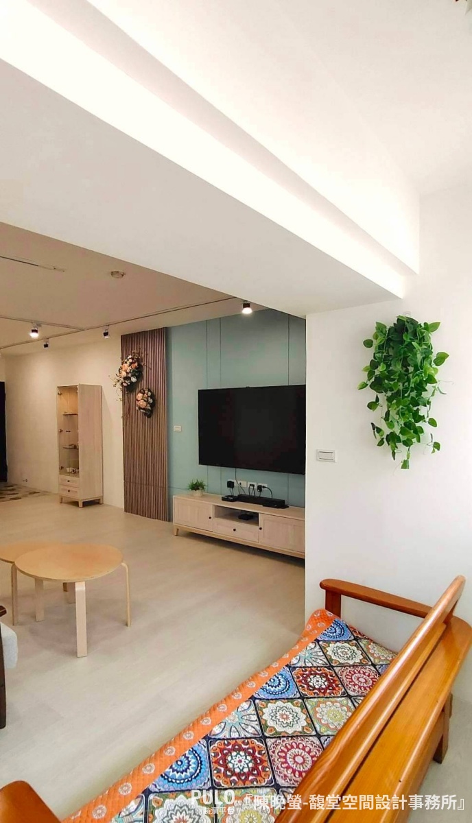 這個中古屋翻修經過設計師的調整，將原本的廚房和客廳隔間拆除，變成一個開放式廚房、客廳、玄關大空間，使得空間更加通透、明亮。馥堂空間設計事務所作品 - PULO裝潢平台