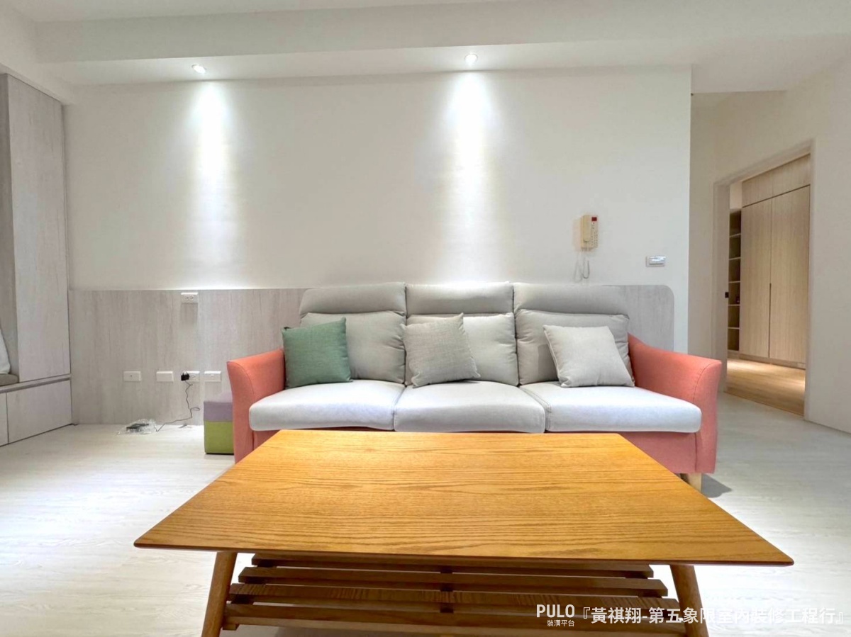 全屋選擇鋪設SPC石塑地板來營造氛圍，更為空間氣氛增添了幾分溫馨與柔和。第五象限室內裝修工程行作品 - PULO裝潢平台