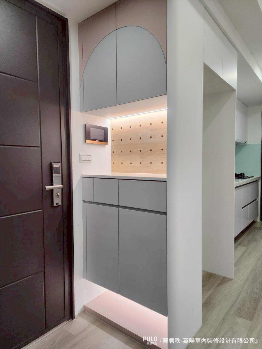 有別於常見的平釘天花板，在公共區域的轉角上，融入了多處柔和的圓弧天花板線條。-嘉暘室內裝修設計有限公司桃園室內設計 - PULO裝潢平台