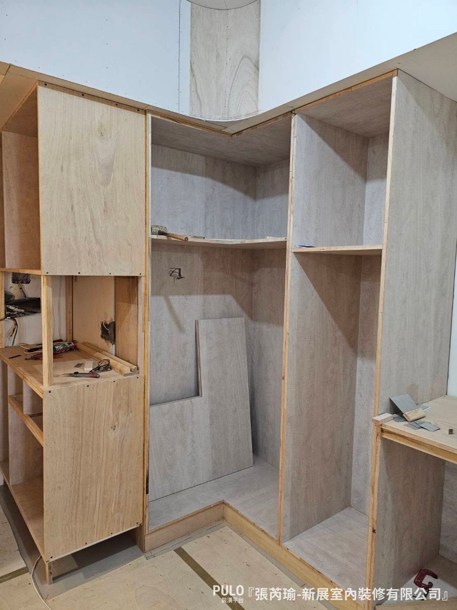 16坪新北板橋室內設計,弧形天花解決房間樑柱修飾!新展室內裝修有限公司-板橋室內設計作品 - PULO裝潢平台 主臥床頭原本有根大樑,設計師用弧形天花修飾,不只弱化了壓迫感,也讓整體線條更柔順,也保留了簡單的線條感。新展室內裝修有限公司-板橋室內設計作品 - PULO裝潢平台