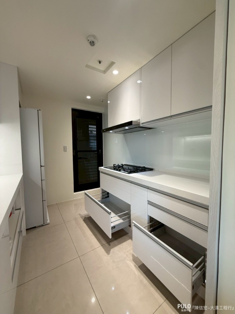 烤漆玻璃連工帶料的市場價格大約落在每才200-350元之間。大漢工程行烤漆玻璃作品 - PULO裝潢平台