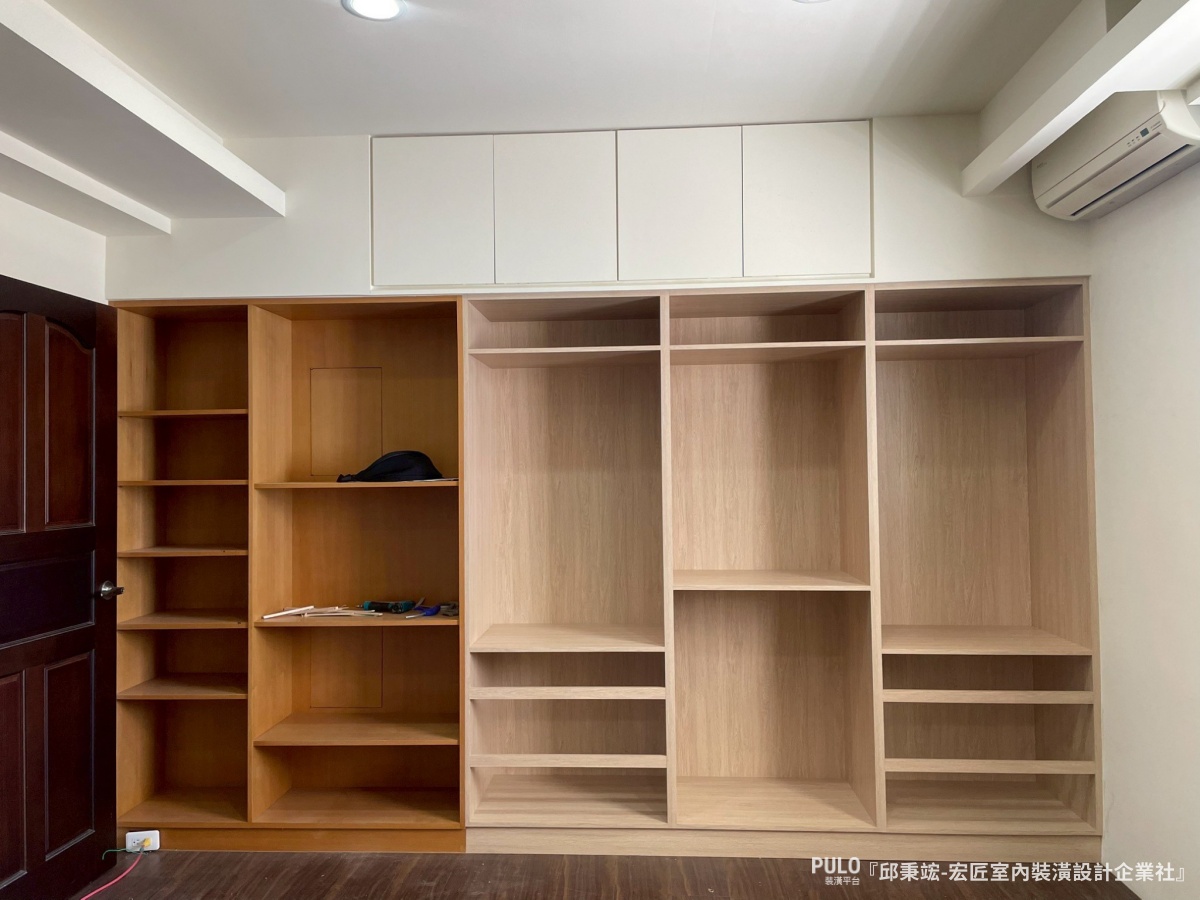 這次分享的案例來自台中木工統包師傅，屋主的三間臥室都面臨收納不足的困擾。師傅透過木作櫃體的規劃，將牆面空間充分利用，從地板做到天花板，把收納量做到最大。宏匠室內裝潢設計企業社台中木工作品 - PULO裝潢平台