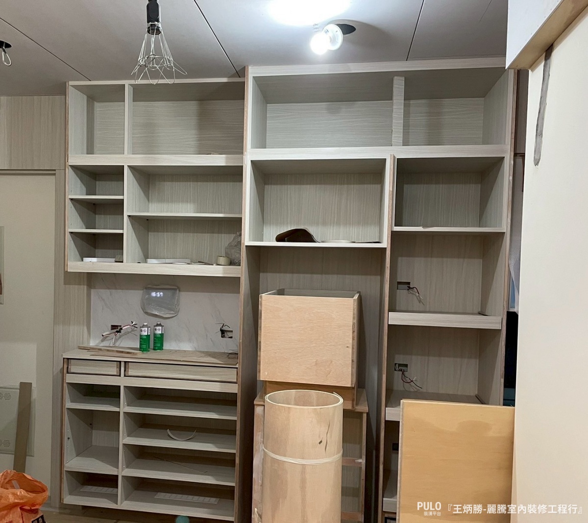 高雄木工師傅先依照格局分別繪製出3D、渲染圖，讓屋主對於裝修規劃可以更容易掌握。在客廳雖然只有一座小巧的電視櫃，但主要重點在於玄關與廚房的木作收納櫃，大幅增加置物量、完善了這個家的收納機能。-麗騰室內裝修工程行作品 - PULO裝潢平台