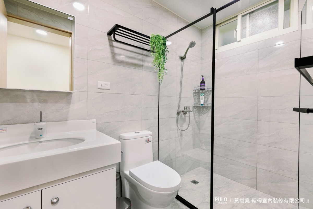 明亮的衛浴也像塊白色畫布，不論要加入哪種風格的零件或素材，都能搭配得宜。耘得室內裝修有限公司作品- PULO裝潢平台