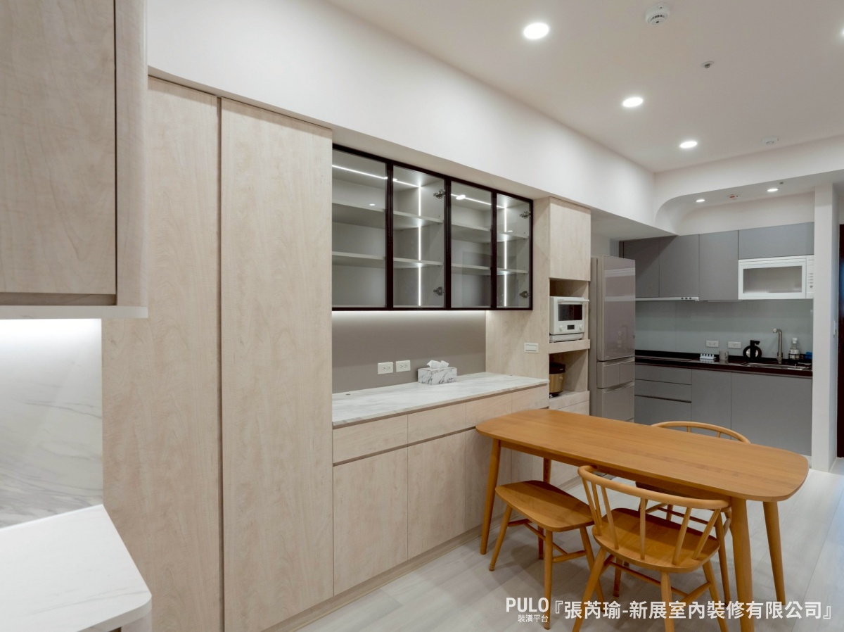 16坪新北板橋室內設計,弧形天花解決房間樑柱修飾!新展室內裝修有限公司-板橋室內設計作品 - PULO裝潢平台 主臥床頭原本有根大樑,設計師用弧形天花修飾,不只弱化了壓迫感,也讓整體線條更柔順,也保留了簡單的線條感。新展室內裝修有限公司-板橋室內設計作品 - PULO裝潢平台