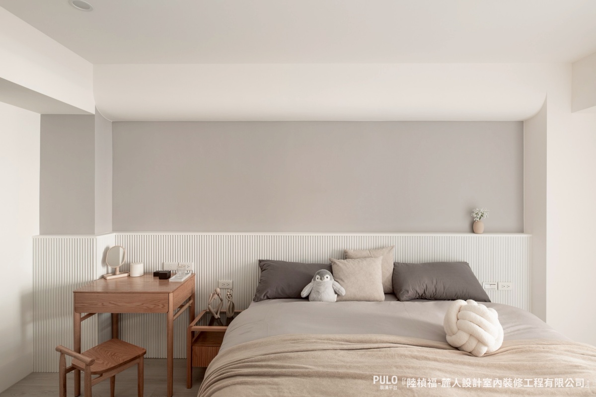 雖然現在無線網路很普及，但實體線路的穩定度還是最好的。建議在書房、客廳或臥房規劃「無線存取點 (AP)」的位置，並預留網路線出口。麓人設計室內裝修工程有限公司作品 - PULO裝潢平台
