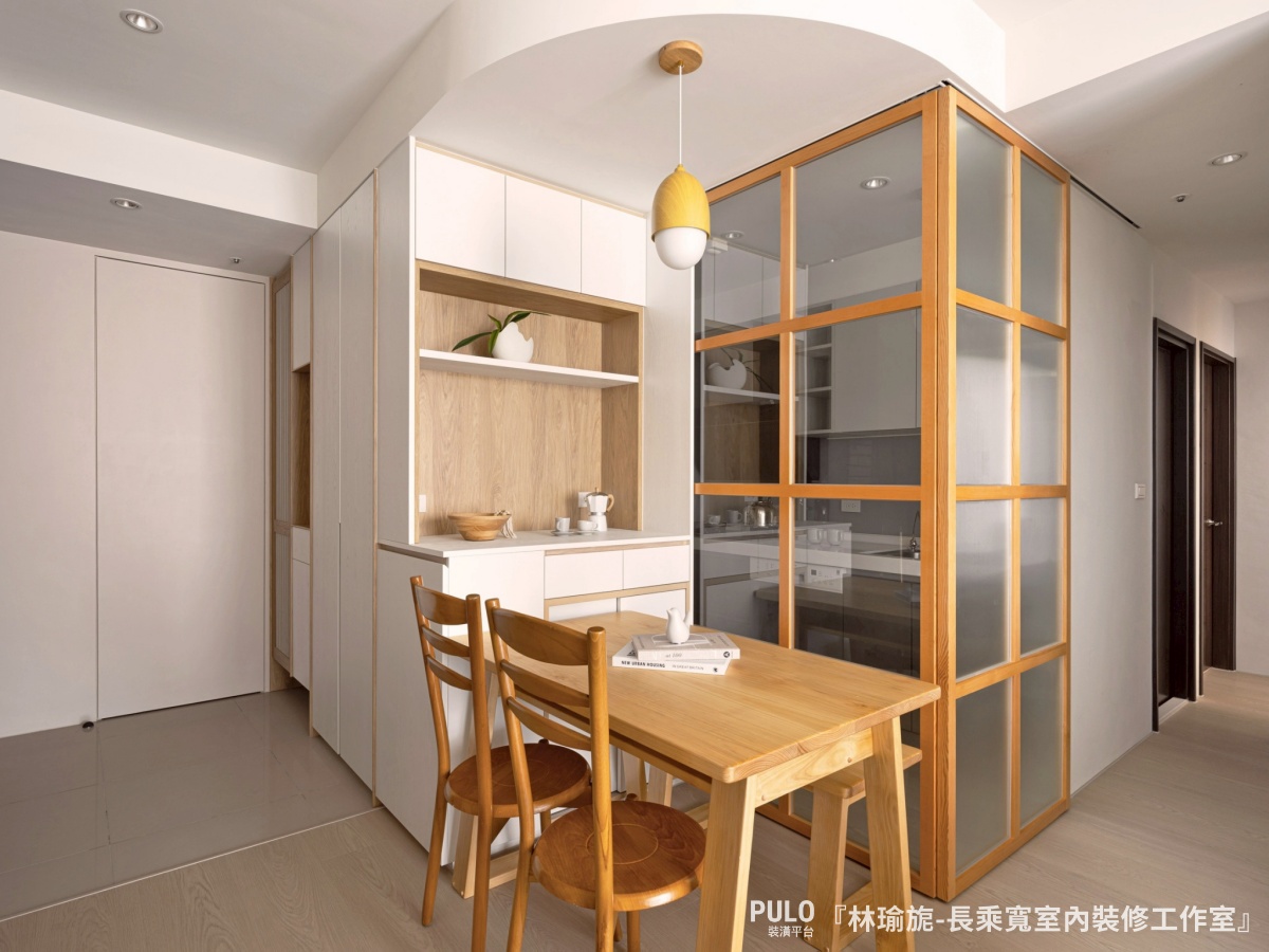 小坪數客廳餐廳合一怎麼設計？5大動線、隔間、收納技巧，小宅不再擁擠！ 長乘寬室內裝修工作室作品- PULO裝潢平台