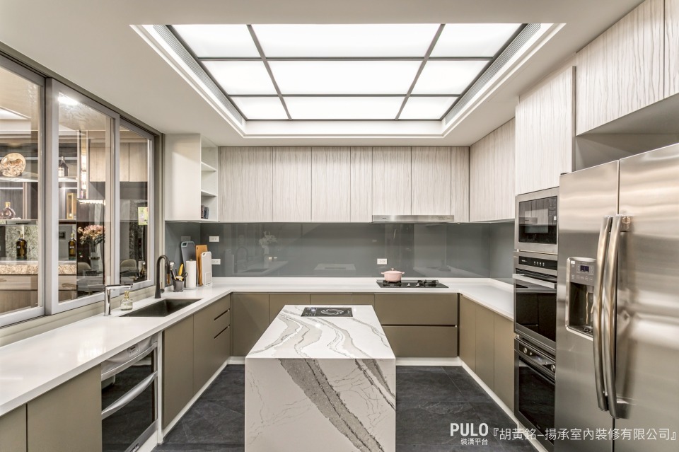 烤漆玻璃連工帶料的市場價格大約落在每才200-350元之間。揚承室內裝修有限公司烤漆玻璃作品 - PULO裝潢平台