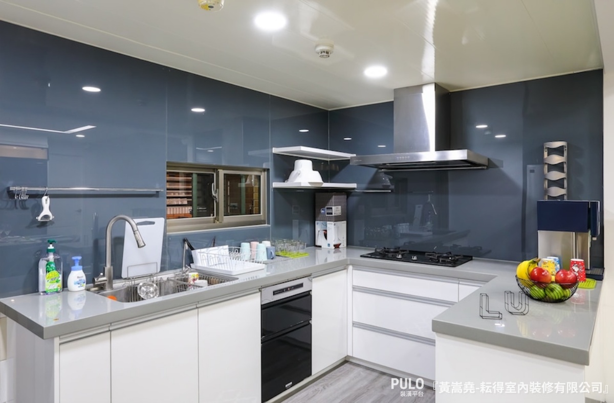 U型和中島式的設計適合空間更為寬敞的廚房，為廚房提供更多的備料、下廚區域。耘得室內裝修有限公司廚房設計照片 - PULO裝潢平台