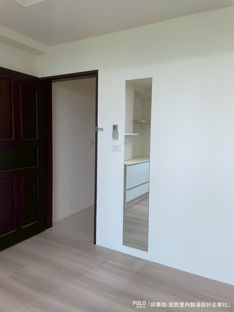 這次分享的案例來自台中木工統包師傅，屋主的三間臥室都面臨收納不足的困擾。師傅透過木作櫃體的規劃，將牆面空間充分利用，從地板做到天花板，把收納量做到最大。宏匠室內裝潢設計企業社台中木工作品 - PULO裝潢平台