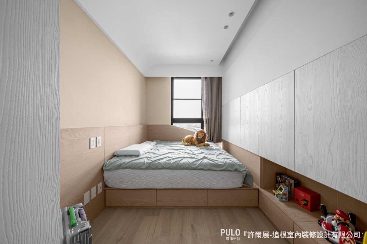 這類木質、無印風的臥室設計可以讓空間變得溫潤和舒適，風格主要以木材或木紋為元素，展現出自然、樸實的氛圍。追根室內裝修設計有限公司房間設計 - PULO裝潢平台