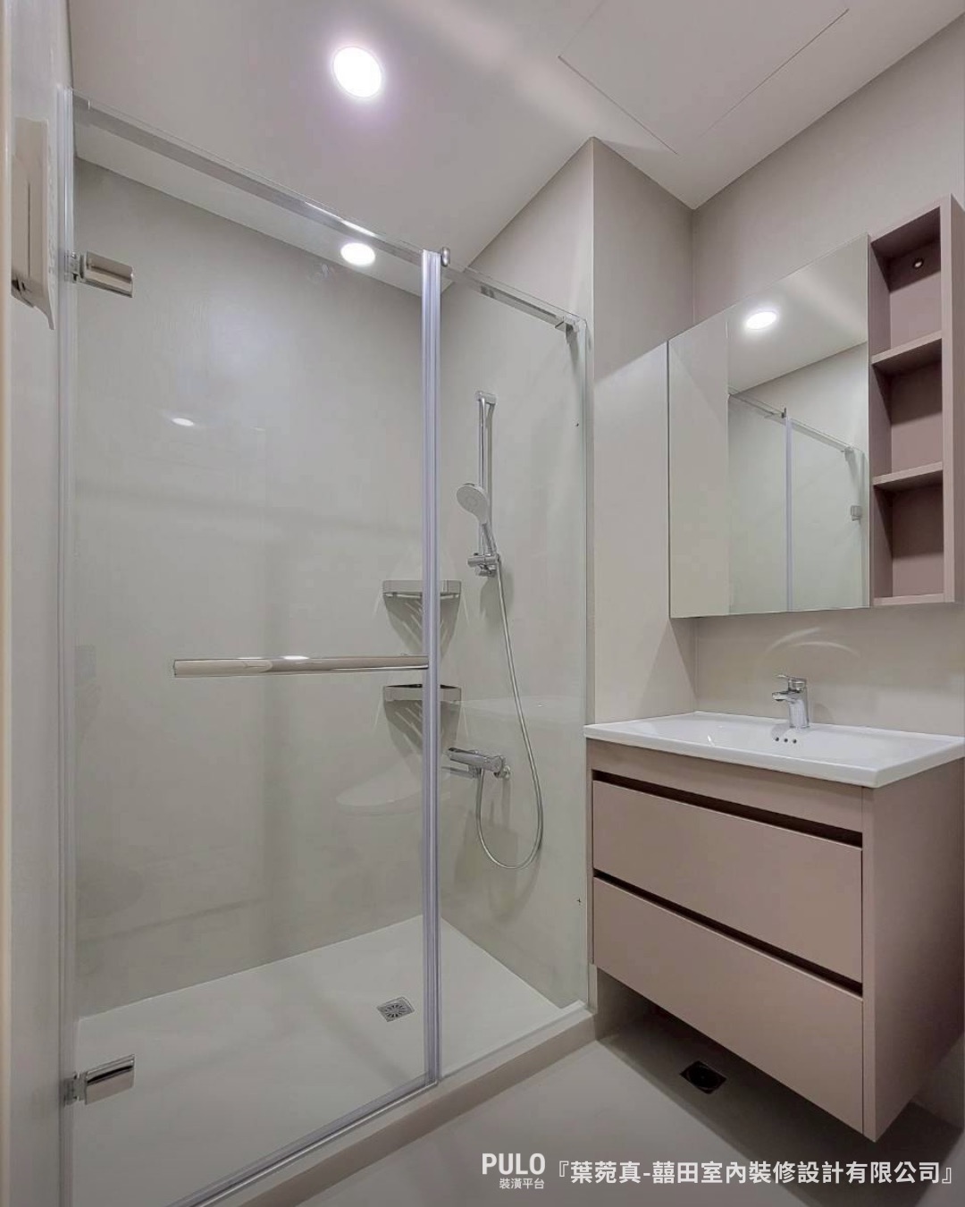 標準門寬約75公分，若空間不足，最窄不要小於65公分。要考慮的不只是人走得過去，還要想到日後若要更換洗衣機或搬運浴櫃進去時，門太窄會搬不進去。囍田室內裝修設計有限公司廁所尺寸設計 - PULO裝潢平台