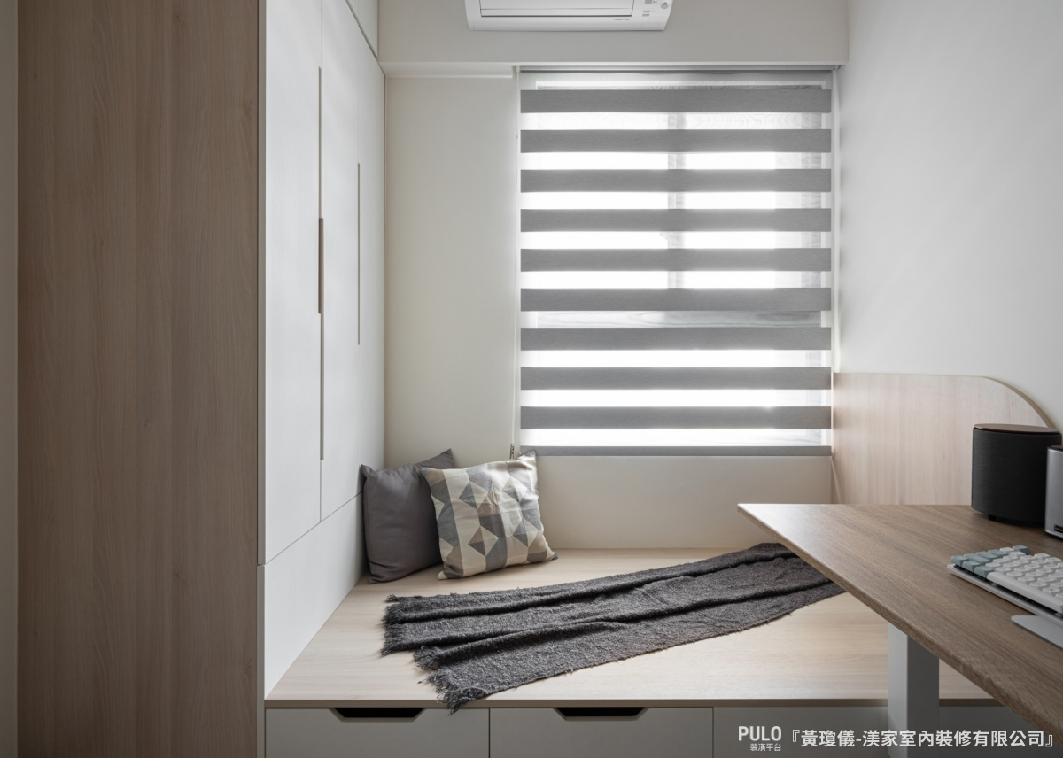 在19坪的現代風新屋內，整體以白色為主色，加上屋主喜歡的青藍色點綴，在不同空間加入合適的色調和收納機能。渼家室內裝修有限公司台中系統櫃案例 - PULO裝潢平台
