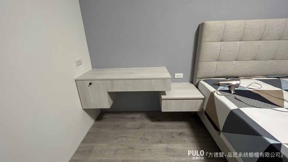 最簡約的做法，就是將床頭片加寬、加厚，讓片板的上方有放置物品的空間。品匠系統櫥櫃有限公司床頭作品 - PULO裝潢平台