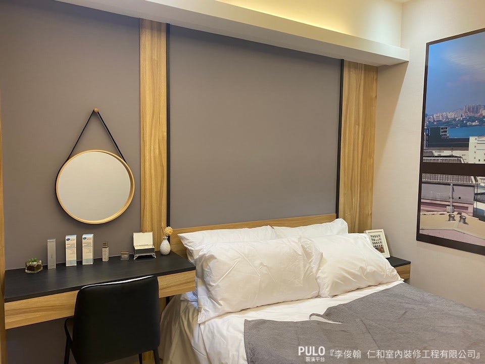 將床頭板向側邊延伸與化妝桌、書桌或床邊矮櫃結合。仁和室內裝修工程有限公司木作裝潢 - PULO裝潢平台