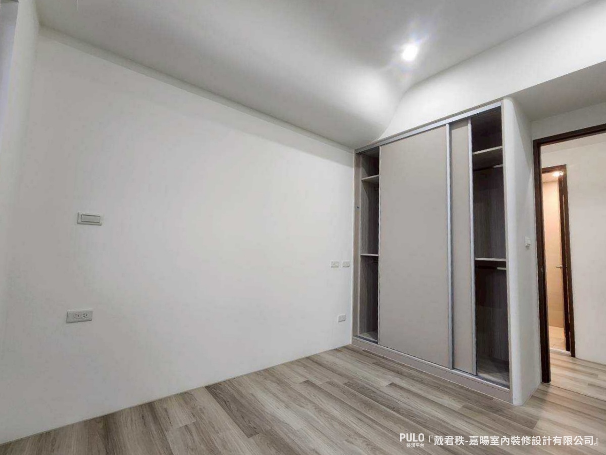 有別於常見的平釘天花板，在公共區域的轉角上，融入了多處柔和的圓弧天花板線條。-嘉暘室內裝修設計有限公司桃園室內設計 - PULO裝潢平台