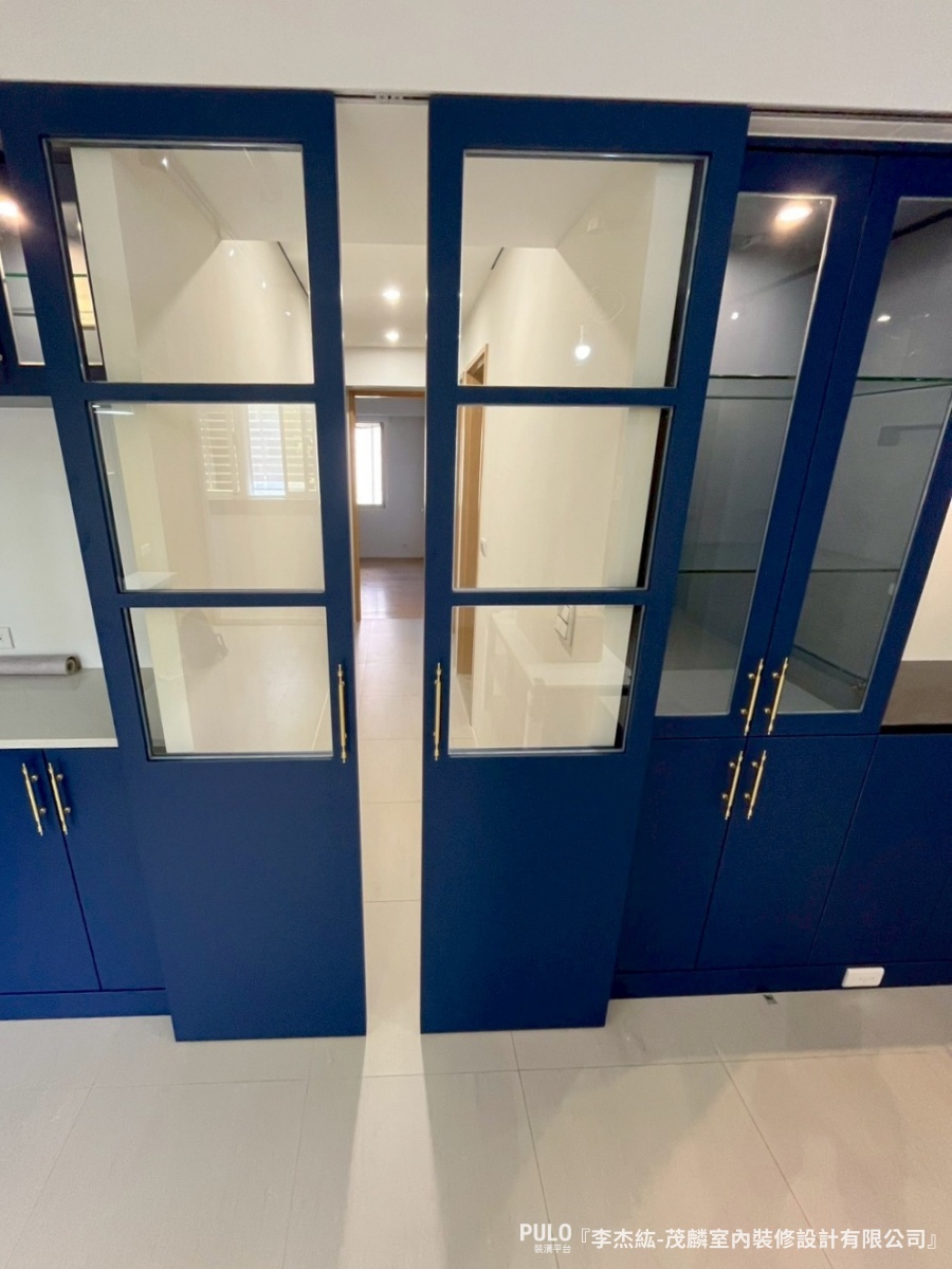 這場台北老屋翻新完工後最明顯的改變，是整間房子的色彩配置。茂麟室內裝修設計有限公司作品 - PULO裝潢平台