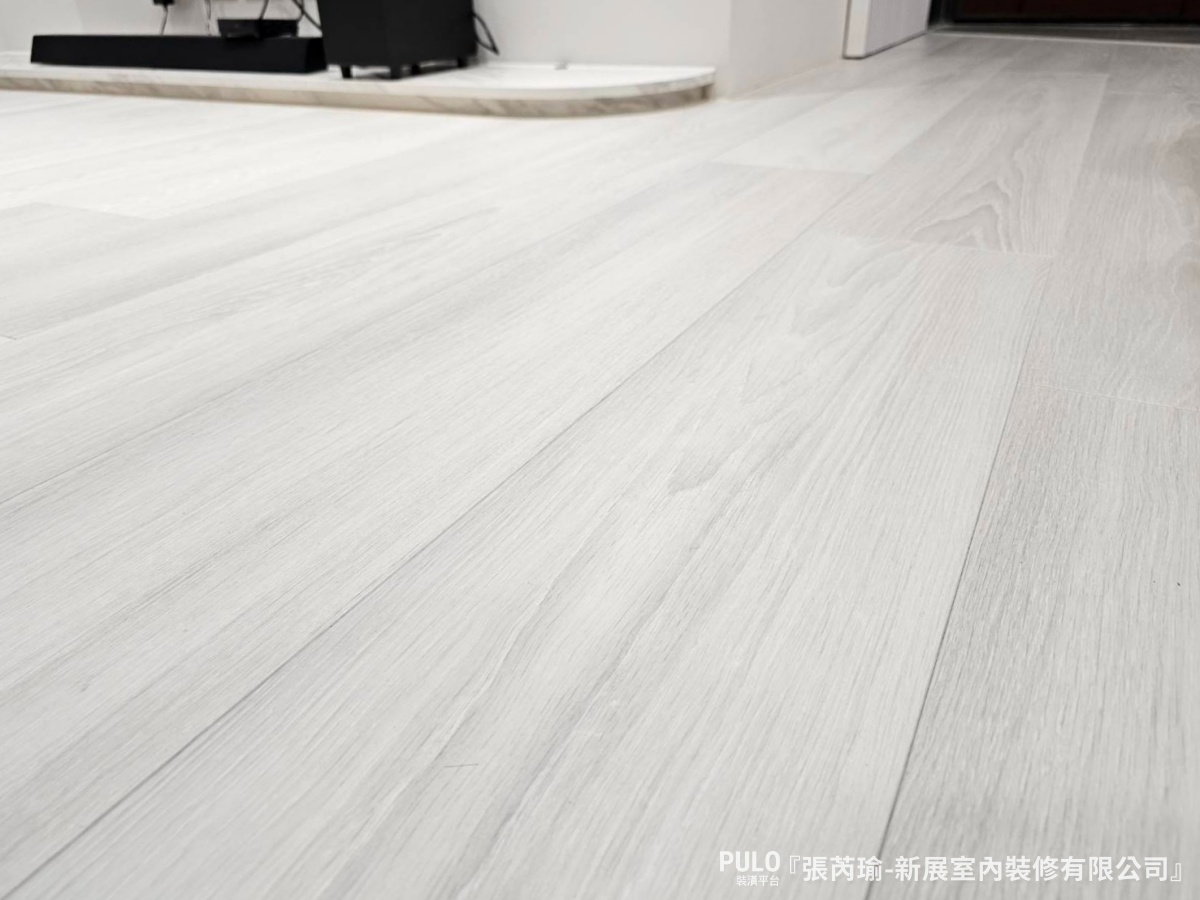 16坪新北板橋室內設計,弧形天花解決房間樑柱修飾!新展室內裝修有限公司-板橋室內設計作品 - PULO裝潢平台 主臥床頭原本有根大樑,設計師用弧形天花修飾,不只弱化了壓迫感,也讓整體線條更柔順,也保留了簡單的線條感。新展室內裝修有限公司-板橋室內設計作品 - PULO裝潢平台