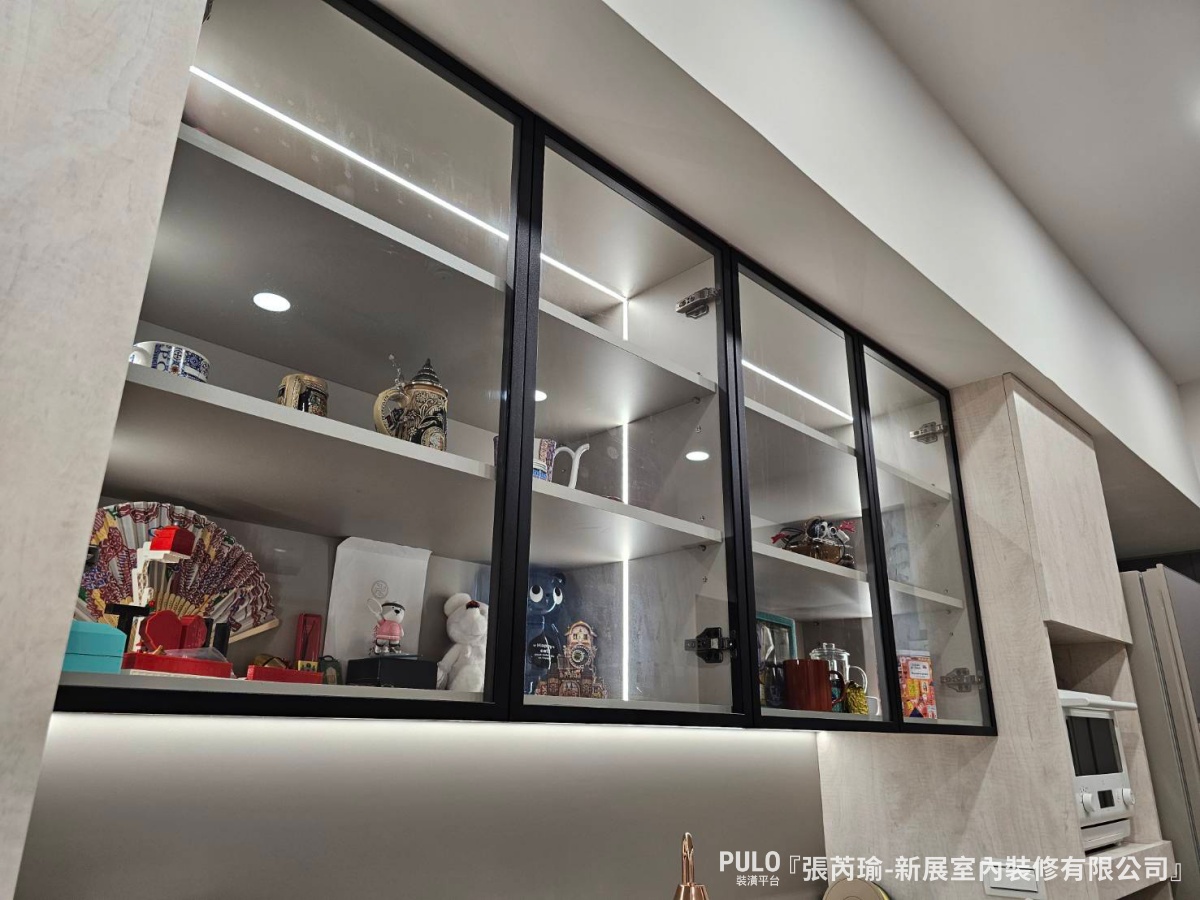 16坪新北板橋室內設計,弧形天花解決房間樑柱修飾!新展室內裝修有限公司-板橋室內設計作品 - PULO裝潢平台 主臥床頭原本有根大樑,設計師用弧形天花修飾,不只弱化了壓迫感,也讓整體線條更柔順,也保留了簡單的線條感。新展室內裝修有限公司-板橋室內設計作品 - PULO裝潢平台