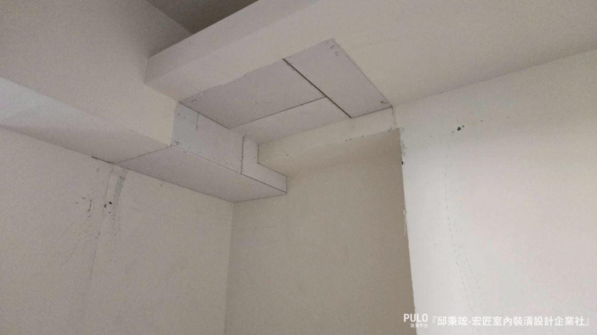 這次分享的案例來自台中木工統包師傅，屋主的三間臥室都面臨收納不足的困擾。師傅透過木作櫃體的規劃，將牆面空間充分利用，從地板做到天花板，把收納量做到最大。宏匠室內裝潢設計企業社台中木工作品 - PULO裝潢平台