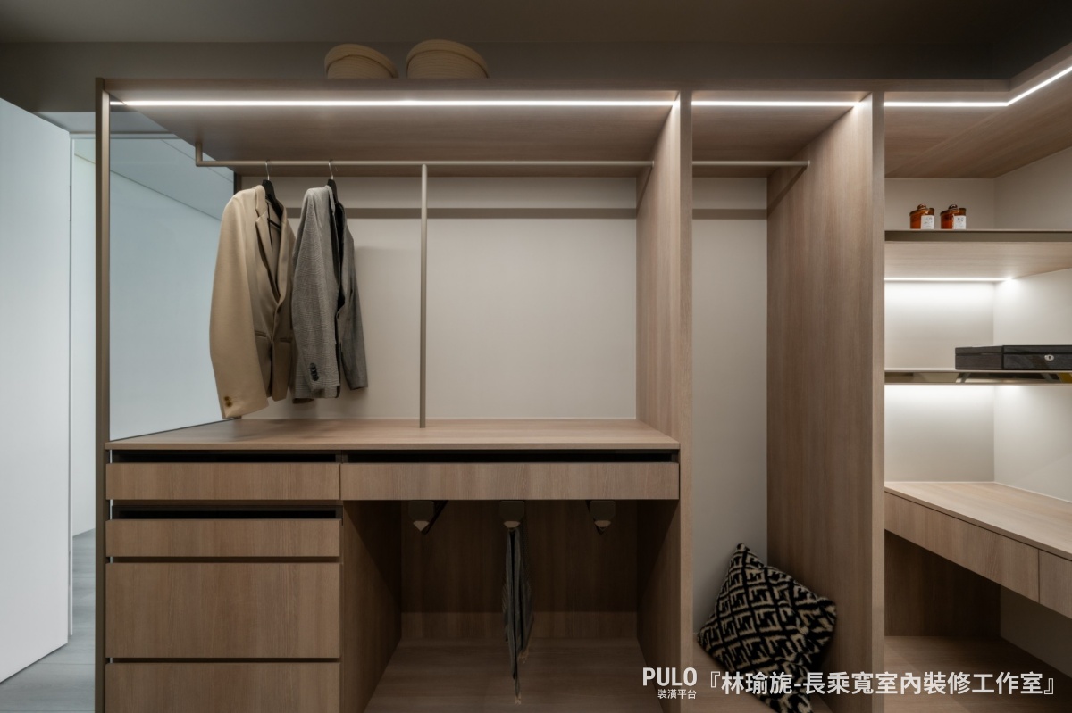 長乘寬室內裝修工作室更衣室設計 - PULO裝潢平台 使用收納盒、抽屜分隔板、吊掛收納袋等配件,可以有效利用櫃內空間,讓小物品找到各自的位置、不再四散堆放。長乘寬室內裝修工作室更衣室設計 - PULO裝潢平台