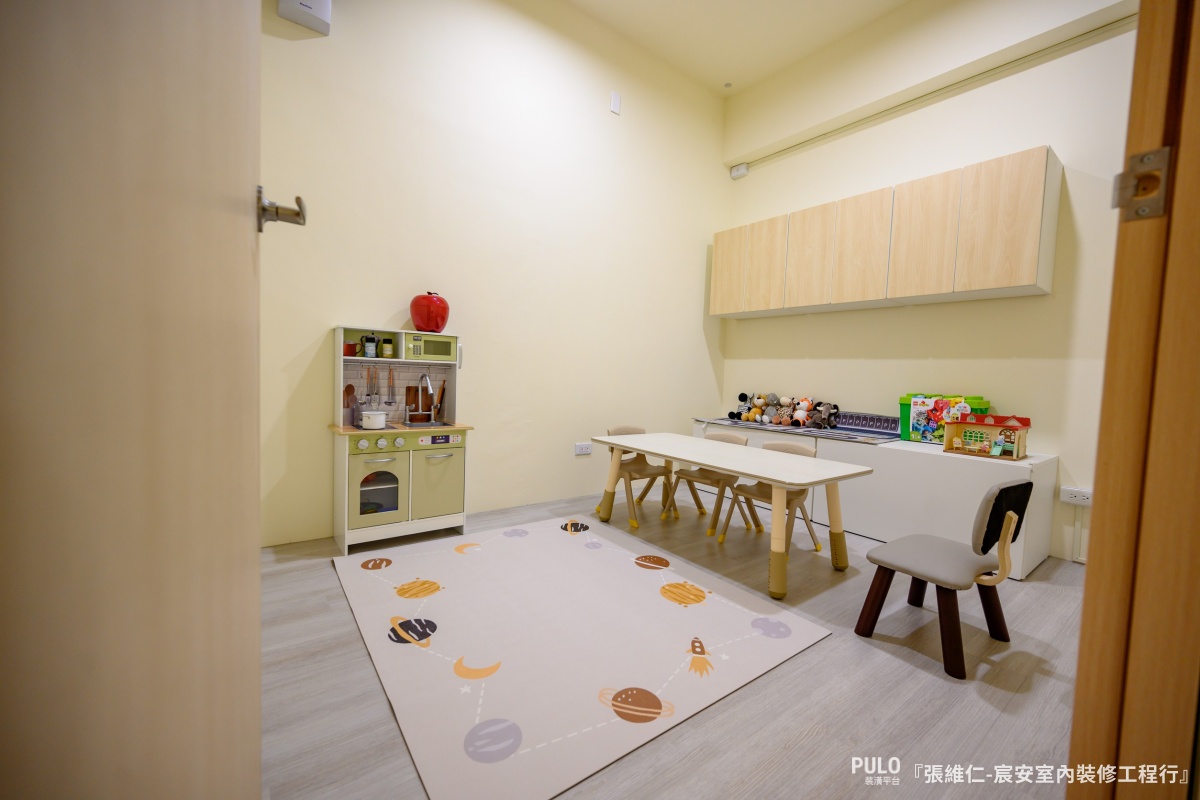 台中店面裝潢案例|開放格局打造兼具隱私與舒適的診所空間 ——心球說心理語言聯合治療所 -宸安室內裝修工程行作品 - PULO裝潢平台 這間位於大樓一、二樓的店面空間,透過裝潢的方式重新整理,轉化為實用的心理語言治療所。 -宸安室內裝修工程行店面裝潢 - PULO裝潢平台