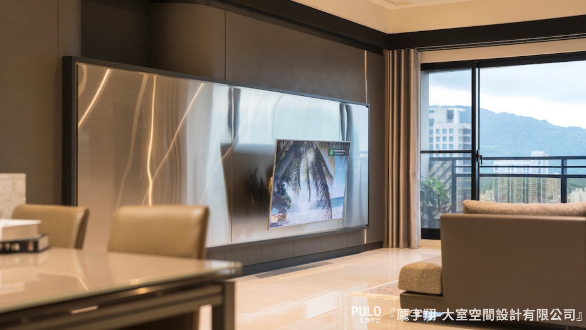 大室空間設計有限公司小坪數電視牆設計 - PULO裝潢平台 若希望增加現代感,可以局部搭配金屬線條或玻璃元素,簡單提升質感。大室空間設計有限公司小坪數電視牆設計 - PULO裝潢平台