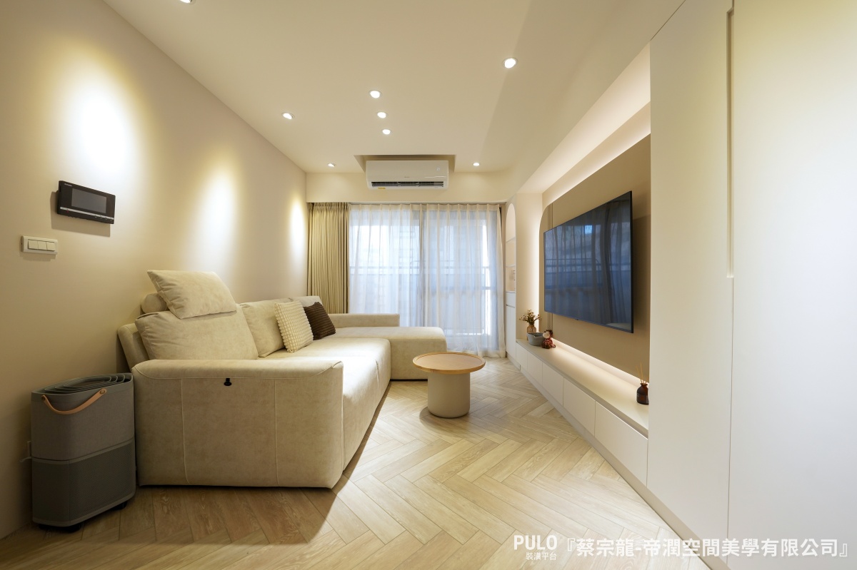 以法式奶油風為重點，這間位在台中的18坪新成屋，以輕裝潢的方式來規劃收納機能，在有限預算內達到風格與機能都完善的空間。帝潤空間美學有限公司台中系統櫃案例 - PULO裝潢平台