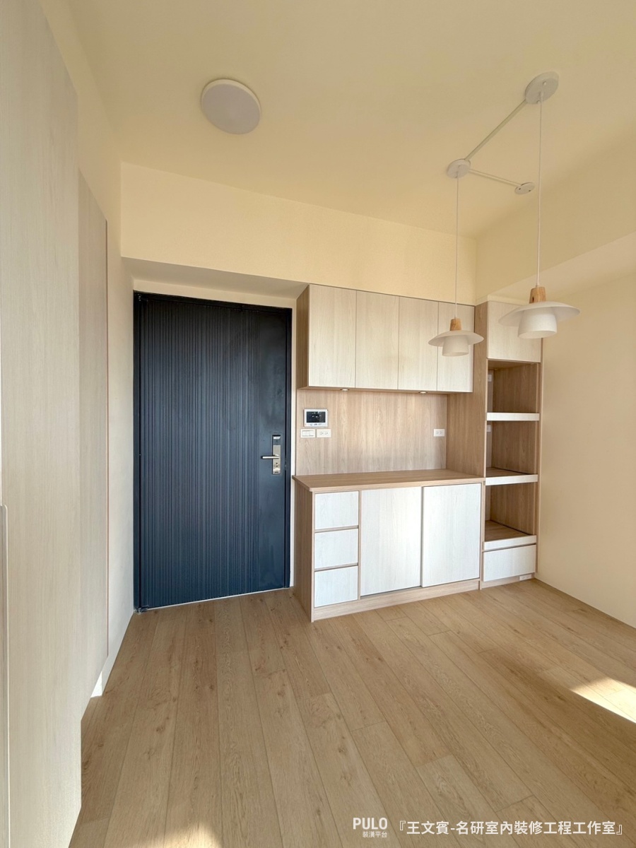 桃園系統櫃,名研室內裝修工程工作室系統櫃作品 - PULO裝潢平台 桃園系統櫃裝潢分享,系統櫃板材使用「康沃爾橡木」色,門板選擇「雪白榆木」,再加上「艾夏櫚木」作為跳色,視覺上有層次卻又不花俏。名研室內裝修工程工作室系統櫃作品 - PULO裝潢平台