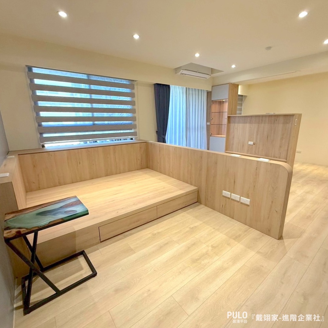 若選擇有抽屜的收納床架，抽屜深度建議抓在 40～50 公分，能放進寢具、換季衣物、收納袋都沒問題。進階企業社小房間設計- PULO裝潢平台