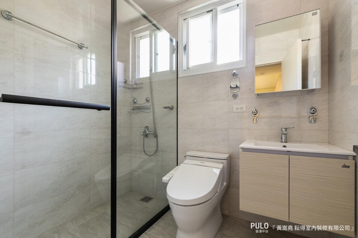 明亮的衛浴也像塊白色畫布，不論要加入哪種風格的零件或素材，都能搭配得宜。耘得室內裝修有限公司作品- PULO裝潢平台