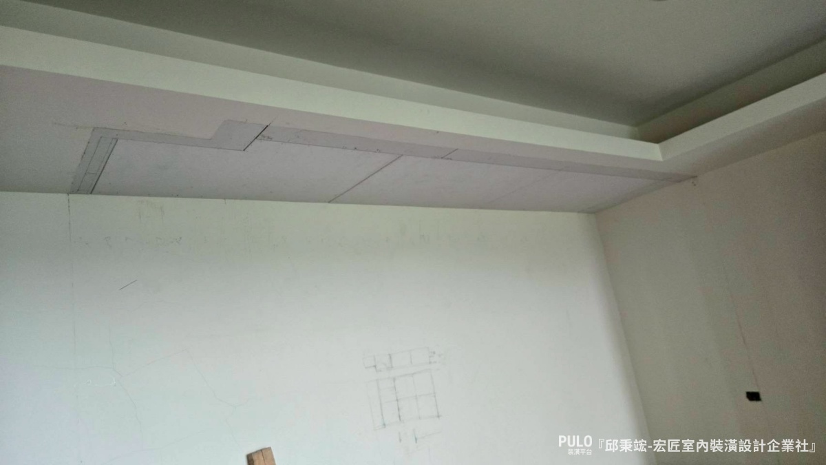 這次分享的案例來自台中木工統包師傅，屋主的三間臥室都面臨收納不足的困擾。師傅透過木作櫃體的規劃，將牆面空間充分利用，從地板做到天花板，把收納量做到最大。宏匠室內裝潢設計企業社台中木工作品 - PULO裝潢平台