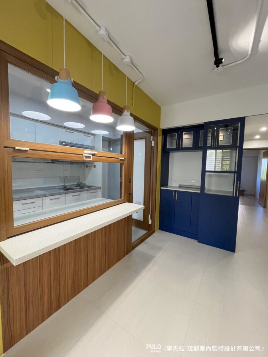 這場台北老屋翻新完工後最明顯的改變，是整間房子的色彩配置。茂麟室內裝修設計有限公司作品 - PULO裝潢平台