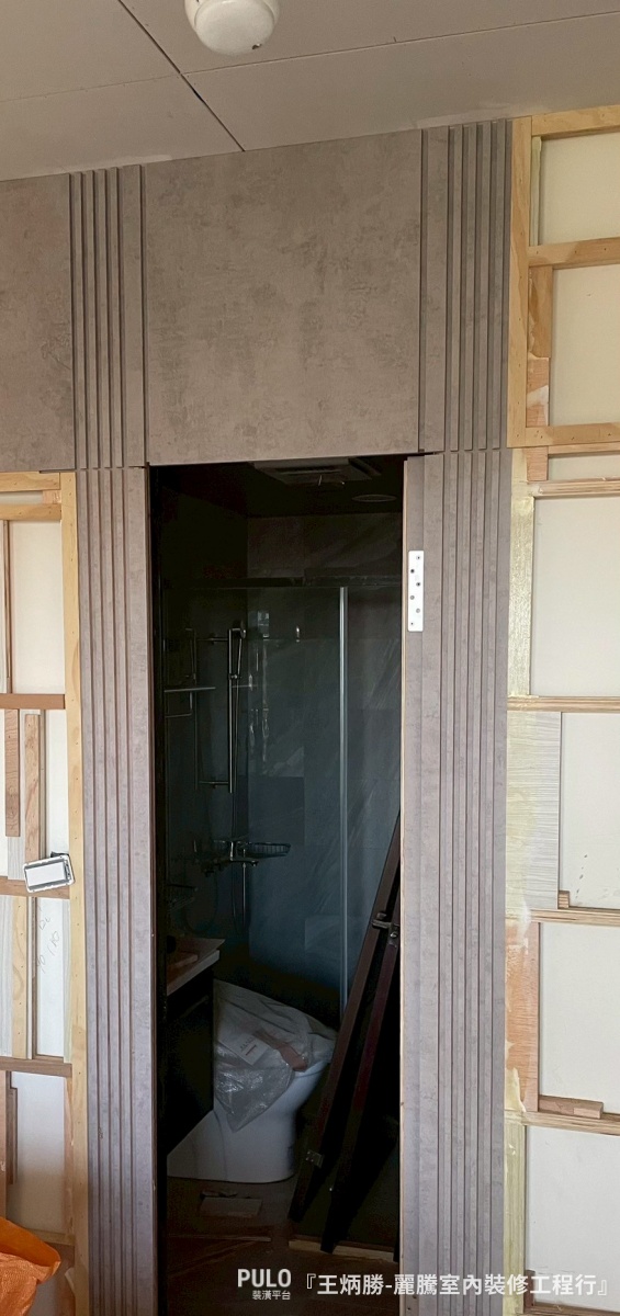 高雄木工師傅先依照格局分別繪製出3D、渲染圖，讓屋主對於裝修規劃可以更容易掌握。在客廳雖然只有一座小巧的電視櫃，但主要重點在於玄關與廚房的木作收納櫃，大幅增加置物量、完善了這個家的收納機能。-麗騰室內裝修工程行作品 - PULO裝潢平台