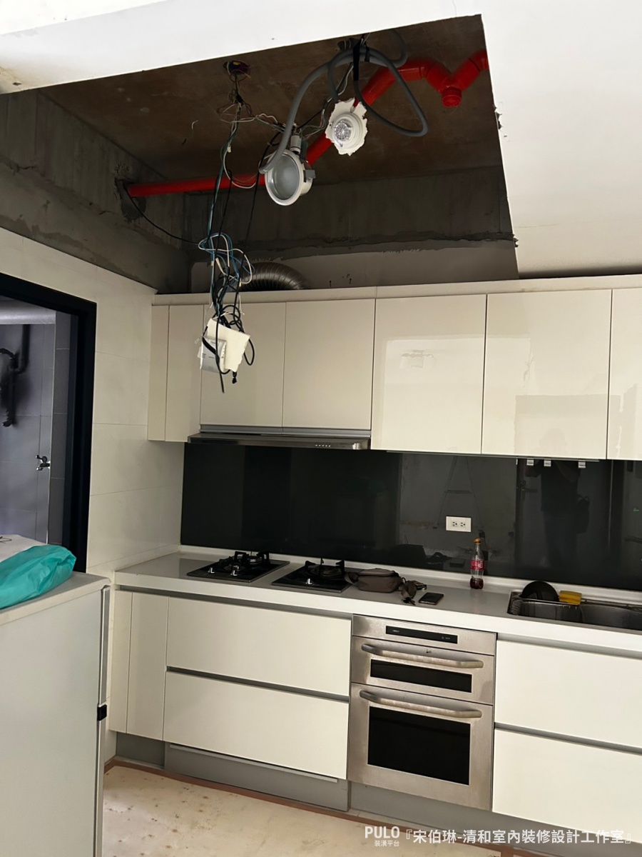 15坪小宅裝潢：利用系統櫃收納與滑門隔間，打造放大的純白採光宅-清和室內裝修設計工作室小宅裝潢 - PULO裝潢平台